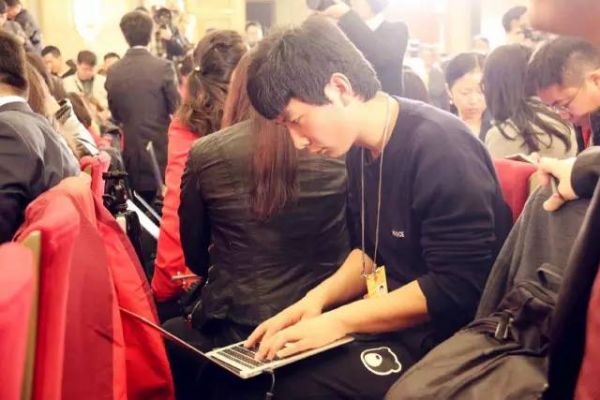 国际在线记者杨磊:第一次上两会,感觉非常兴奋也非常紧张,以往两会基本都是在后方服务,去年成功获得首批网络媒体记者证后,终于可以来一线采访了。为了能让网友及时了解两会的热点、焦点,我们使出浑身解数,希望第一时间将两会精品呈现在网络上。3