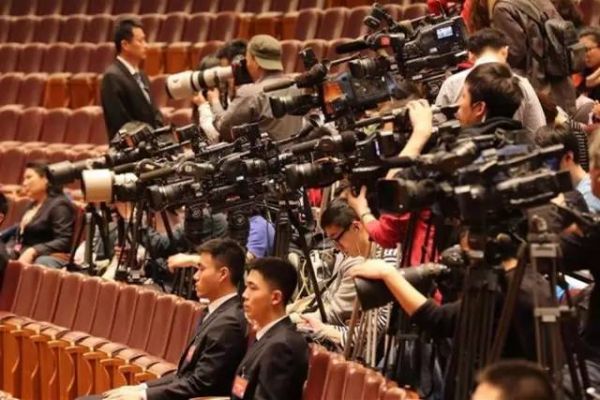 千龙网采访部副主任田北北:以往两会大多是传统媒体一统天下,而现在,网络媒体已成为两会报道的主力军,无论是发稿速度、篇幅、稿件深度都已经实现超越。网络媒体不仅仅局限于程序性报道,更多的是注重策划。今年千龙网与北方网、长城网联合推出“京津冀三网看两会”栏目,三网采编人员齐心协力,推出数十篇报道。报道中国、报道世界、展示中国、展示新时期中国人的中国梦,因为网络一线牵。5